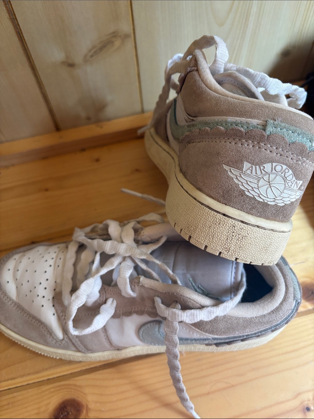 Nike Air Jordan Kids Low-Top Sneakers in Beige and White Youth 4